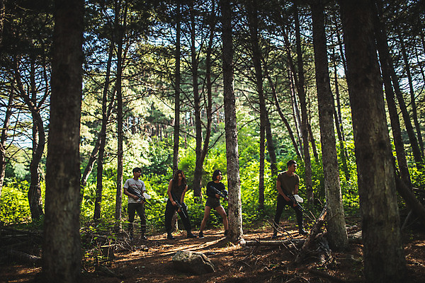 포토 JPG 주간 전신 응시 여자 남자 레저 서기 들기 사람 여러명 20대 성인 야외 옆모습 여름 30대 레포츠 걷기 총 한국인 잡기 숲 즐거움 서바이벌 서바이벌게임 인제군 성인만 액티비티 국내포토 자연요소 시선 계절 감정 무기 뷰포인트 다수 모션 동양인 청년 장년 게임 강원도 파일형식