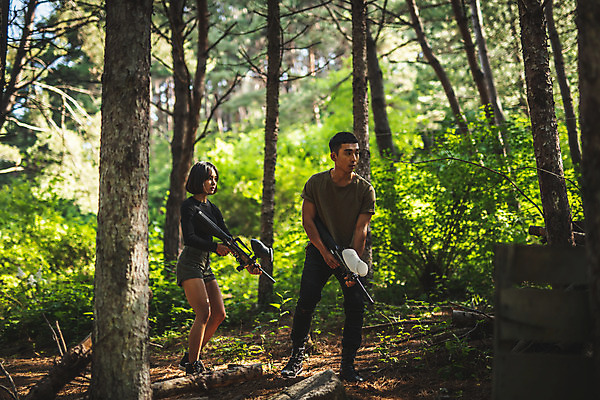 포토 JPG 주간 전신 응시 여자 남자 레저 들기 사람 20대 성인 야외 두명 옆모습 여름 레포츠 걷기 총 한국인 잡기 숲 경계 즐거움 서바이벌 서바이벌게임 인제군 성인만 액티비티 국내포토 자연요소 시선 계절 감정 무기 뷰포인트 모션 동양인 청년 게임 강원도 파일형식