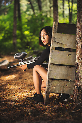 포토 JPG 주간 전신 응시 여자 레저 한명 들기 사람 앉기 20대 성인 야외 옆모습 여름 레포츠 총 한국인 잡기 숲 경계 즐거움 서바이벌 서바이벌게임 인제군 성인여자한명만 액티비티 국내포토 자연요소 1 시선 계절 감정 무기 뷰포인트 모션 동양인 청년 게임 강원도 여자한명만 성인여자만 파일형식