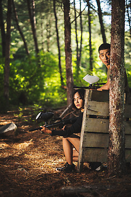 포토 JPG 주간 전신 응시 여자 남자 레저 서기 들기 사람 앉기 20대 성인 야외 두명 옆모습 여름 레포츠 총 한국인 잡기 숲 경계 즐거움 서바이벌 서바이벌게임 인제군 성인만 액티비티 국내포토 자연요소 시선 계절 감정 무기 뷰포인트 모션 동양인 청년 게임 강원도 파일형식