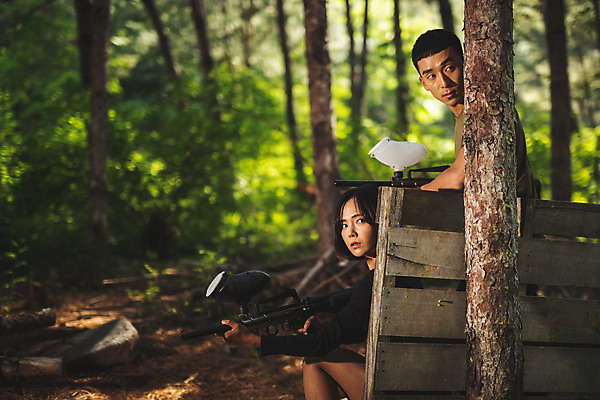 포토 JPG 주간 전신 응시 여자 남자 레저 서기 들기 사람 앉기 20대 성인 야외 두명 옆모습 여름 레포츠 총 한국인 잡기 숲 경계 즐거움 서바이벌 서바이벌게임 인제군 성인만 액티비티 국내포토 자연요소 시선 계절 감정 무기 뷰포인트 모션 동양인 청년 게임 강원도 파일형식