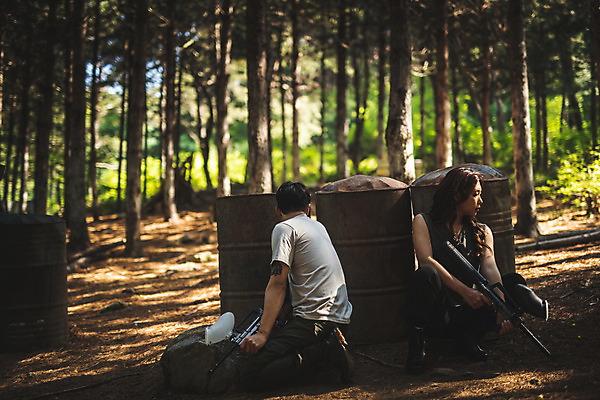 포토 JPG 주간 전신 응시 여자 남자 레저 들기 사람 앉기 성인 야외 두명 앞모습 뒷모습 여름 30대 레포츠 총 한국인 잡기 숲 즐거움 무장 서바이벌 서바이벌게임 숨기 인제군 성인만 액티비티 국내포토 자연요소 시선 계절 감정 무기 뷰포인트 모션 동양인 장년 게임 강원도 파일형식