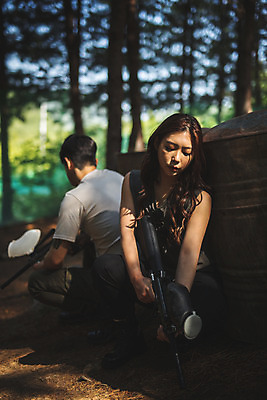 포토 JPG 주간 전신 응시 여자 남자 레저 들기 사람 앉기 성인 야외 두명 앞모습 뒷모습 여름 30대 레포츠 총 한국인 잡기 숲 즐거움 무장 서바이벌 서바이벌게임 숨기 인제군 성인만 액티비티 국내포토 자연요소 시선 계절 감정 무기 뷰포인트 모션 동양인 장년 게임 강원도 파일형식