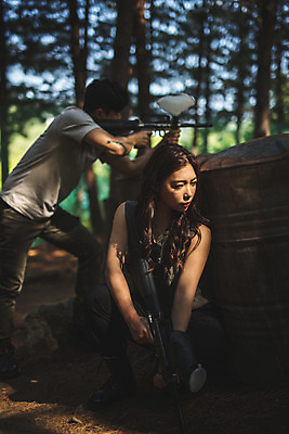 포토 JPG 주간 전신 응시 여자 남자 레저 들기 사람 앉기 성인 야외 두명 앞모습 뒷모습 여름 30대 레포츠 총 한국인 잡기 기다림 숲 즐거움 무장 서바이벌 서바이벌게임 인제군 성인만 액티비티 국내포토 자연요소 시선 계절 감정 무기 뷰포인트 모션 동양인 장년 게임 강원도 파일형식