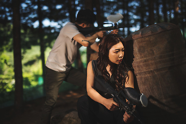 포토 JPG 주간 응시 여자 남자 레저 들기 사람 앉기 상반신 성인 야외 두명 앞모습 뒷모습 여름 30대 레포츠 총 한국인 잡기 기다림 숲 즐거움 무장 서바이벌 서바이벌게임 인제군 성인만 액티비티 국내포토 자연요소 시선 계절 감정 무기 뷰포인트 모션 동양인 장년 게임 강원도 파일형식