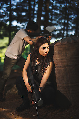 포토 JPG 주간 전신 응시 여자 남자 레저 들기 사람 앉기 성인 야외 두명 앞모습 뒷모습 여름 30대 레포츠 총 한국인 잡기 기다림 숲 즐거움 무장 서바이벌 서바이벌게임 인제군 성인만 액티비티 국내포토 자연요소 시선 계절 감정 무기 뷰포인트 모션 동양인 장년 게임 강원도 파일형식