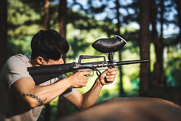 포토 JPG 주간 응시 남자 레저 한명 서기 들기 사람 상반신 성인 야외 옆모습 여름 30대 레포츠 총 한국인 잡기 숲 공격 즐거움 서바이벌 서바이벌게임 인제군 성인남자한명만 액티비티 국내포토 자연요소 1 시선 계절 감정 무기 뷰포인트 모션 동양인 장년 게임 강원도 남자한명만 성인남자만 파일형식