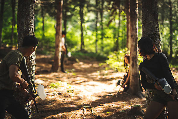 포토 JPG 주간 전신 나무 응시 여자 남자 레저 서기 들기 사람 앉기 여러명 20대 성인 야외 옆모습 여름 30대 레포츠 총 한국인 잡기 숲 공격 즐거움 준비 서바이벌 서바이벌게임 인제군 성인만 액티비티 국내포토 자연요소 식물 시선 계절 감정 무기 뷰포인트 다수 모션 동양인 청년 장년 게임 강원도 파일형식
