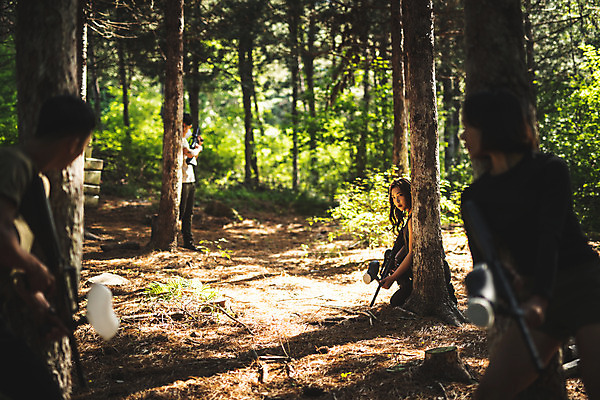포토 JPG 주간 전신 나무 응시 여자 남자 레저 서기 들기 사람 앉기 여러명 20대 성인 야외 옆모습 여름 30대 레포츠 총 한국인 잡기 숲 공격 즐거움 준비 서바이벌 서바이벌게임 인제군 성인만 액티비티 국내포토 자연요소 식물 시선 계절 감정 무기 뷰포인트 다수 모션 동양인 청년 장년 게임 강원도 파일형식