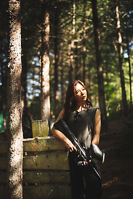 포토 JPG 주간 응시 여자 레저 한명 서기 들기 사람 상반신 성인 야외 앞모습 여름 30대 레포츠 기댐 총 한국인 잡기 숲 즐거움 서바이벌 서바이벌게임 인제군 성인여자한명만 액티비티 국내포토 자연요소 1 시선 계절 감정 무기 뷰포인트 모션 동양인 장년 게임 강원도 여자한명만 성인여자만 파일형식