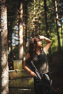 포토 JPG 주간 여자 레저 한명 서기 들기 사람 손짓 상반신 성인 야외 옆모습 여름 30대 레포츠 햇빛 눈감음 총 한국인 가림 잡기 숲 즐거움 서바이벌 서바이벌게임 인제군 성인여자한명만 액티비티 국내포토 자연요소 1 계절 감정 무기 뷰포인트 모션 동양인 장년 태양 게임 강원도 여자한명만 성인여자만 파일형식