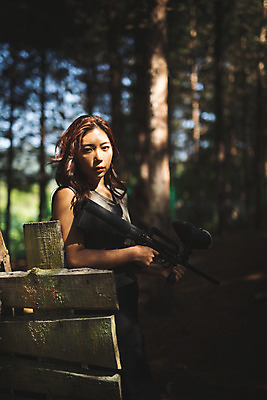 포토 JPG 주간 응시 여자 레저 한명 서기 들기 사람 상반신 성인 야외 옆모습 여름 30대 레포츠 기댐 총 한국인 잡기 숲 즐거움 서바이벌 서바이벌게임 인제군 성인여자한명만 액티비티 국내포토 자연요소 1 시선 계절 감정 무기 뷰포인트 모션 동양인 장년 게임 강원도 여자한명만 성인여자만 파일형식