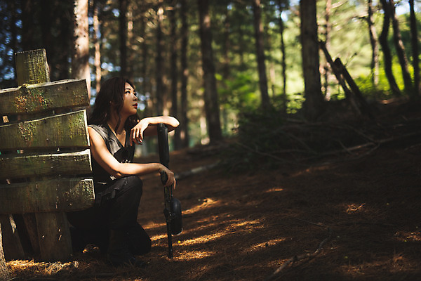 포토 JPG 주간 전신 응시 여자 레저 한명 사람 앉기 성인 야외 옆모습 여름 30대 레포츠 기댐 총 한국인 올려보기 잡기 숲 즐거움 서바이벌 서바이벌게임 인제군 성인여자한명만 액티비티 국내포토 자연요소 1 시선 계절 감정 무기 뷰포인트 모션 동양인 장년 게임 강원도 여자한명만 성인여자만 파일형식