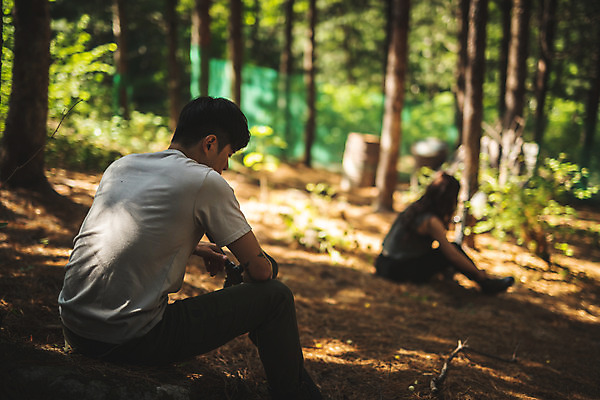 포토 JPG 주간 전신 응시 여자 남자 레저 휴식 한명 사람 앉기 성인 야외 두명 옆모습 뒷모습 여름 30대 레포츠 총 한국인 잡기 숲 즐거움 서바이벌 서바이벌게임 인제군 성인남자한명만 액티비티 국내포토 자연요소 1 시선 계절 감정 무기 뷰포인트 컨셉 모션 동양인 장년 게임 강원도 남자한명만 성인남자만 파일형식