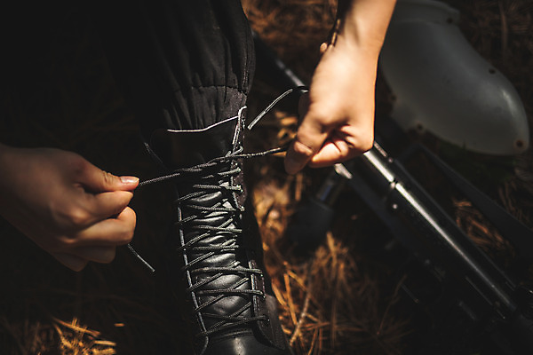 포토 JPG 주간 손 여자 신발 레저 한명 사람 20대 성인 야외 신체부위 여름 레포츠 한국인 끈 숲 묶기 즐거움 신발끈 서바이벌 서바이벌게임 신발끈묶기 인제군 성인여자한명만 액티비티 국내포토 자연요소 1 계절 감정 모션 동양인 청년 게임 강원도 여자한명만 성인여자만 파일형식