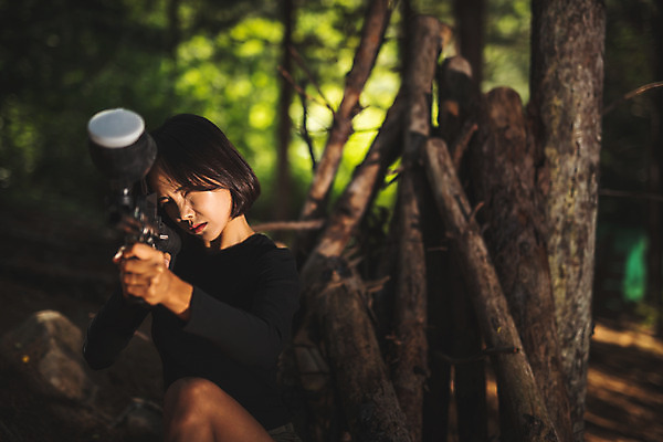 포토 JPG 주간 응시 여자 레저 한명 들기 사람 앉기 상반신 20대 성인 야외 앞모습 여름 레포츠 총 한국인 잡기 숲 공격 즐거움 서바이벌 서바이벌게임 인제군 성인여자한명만 액티비티 국내포토 자연요소 1 시선 계절 감정 무기 뷰포인트 모션 동양인 청년 게임 강원도 여자한명만 성인여자만 파일형식