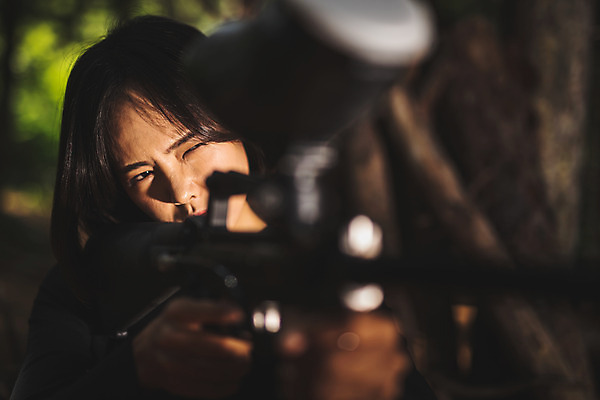 포토 JPG 주간 응시 여자 레저 한명 들기 사람 상반신 20대 성인 야외 옆모습 여름 레포츠 총 한국인 잡기 숲 공격 즐거움 서바이벌 서바이벌게임 인제군 성인여자한명만 액티비티 국내포토 자연요소 1 시선 계절 감정 무기 뷰포인트 모션 동양인 청년 게임 강원도 여자한명만 성인여자만 파일형식