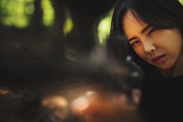 포토 JPG 주간 응시 여자 레저 한명 들기 사람 상반신 20대 성인 야외 앞모습 아웃포커스 여름 레포츠 총 한국인 잡기 숲 공격 즐거움 서바이벌 서바이벌게임 인제군 성인여자한명만 액티비티 국내포토 자연요소 1 시선 계절 감정 무기 뷰포인트 모션 촬영기법 동양인 청년 게임 강원도 여자한명만 성인여자만 파일형식