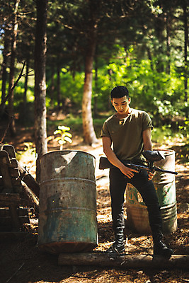 포토 JPG 주간 전신 응시 남자 레저 한명 서기 들기 사람 20대 성인 야외 앞모습 여름 레포츠 총 한국인 잡기 숲 즐거움 서바이벌 서바이벌게임 인제군 성인남자한명만 액티비티 국내포토 자연요소 1 시선 계절 감정 무기 뷰포인트 모션 동양인 청년 게임 강원도 남자한명만 성인남자만 파일형식