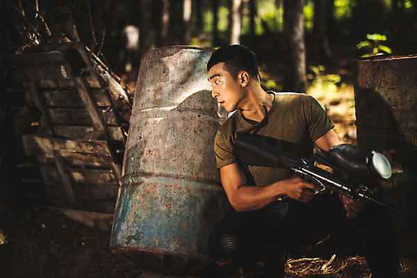 포토 JPG 주간 전신 응시 남자 레저 한명 들기 사람 앉기 20대 성인 야외 앞모습 여름 레포츠 총 한국인 잡기 숲 경계 즐거움 서바이벌 서바이벌게임 인제군 성인남자한명만 액티비티 국내포토 자연요소 1 시선 계절 감정 무기 뷰포인트 모션 동양인 청년 게임 강원도 남자한명만 성인남자만 파일형식