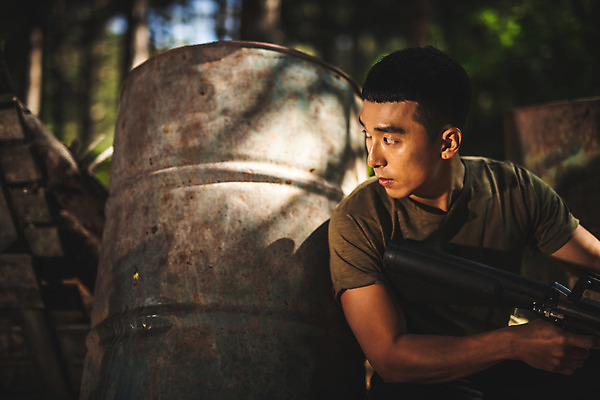 포토 JPG 주간 전신 응시 남자 레저 한명 들기 사람 앉기 20대 성인 야외 앞모습 여름 레포츠 총 한국인 잡기 숲 경계 즐거움 서바이벌 서바이벌게임 인제군 성인남자한명만 액티비티 국내포토 자연요소 1 시선 계절 감정 무기 뷰포인트 모션 동양인 청년 게임 강원도 남자한명만 성인남자만 파일형식