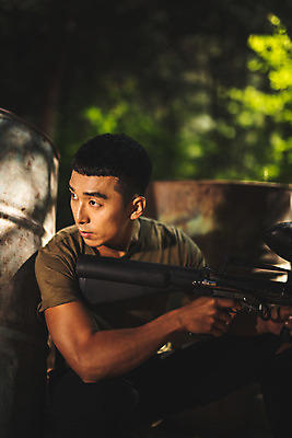 포토 JPG 주간 전신 응시 남자 레저 한명 들기 사람 앉기 20대 성인 야외 앞모습 여름 레포츠 총 한국인 잡기 숲 경계 즐거움 서바이벌 서바이벌게임 인제군 성인남자한명만 액티비티 국내포토 자연요소 1 시선 계절 감정 무기 뷰포인트 모션 동양인 청년 게임 강원도 남자한명만 성인남자만 파일형식