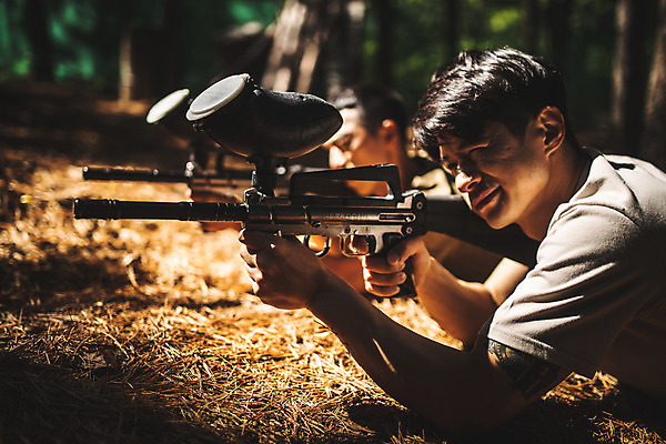 포토 JPG 주간 응시 남자 엎드리기 레저 사람 상반신 20대 성인 야외 두명 옆모습 여름 30대 레포츠 눈감음 총 한국인 잡기 숲 즐거움 서바이벌 서바이벌게임 인제군 성인남자만 액티비티 국내포토 자연요소 시선 계절 감정 무기 뷰포인트 모션 동양인 청년 장년 게임 강원도 남자만 성인만 파일형식