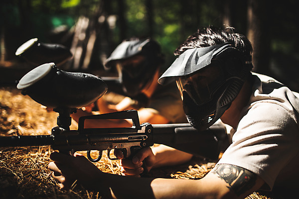 포토 JPG 주간 응시 남자 엎드리기 레저 사람 상반신 20대 성인 야외 두명 옆모습 여름 30대 레포츠 총 한국인 잡기 숲 헬멧 즐거움 서바이벌 서바이벌게임 인제군 성인남자만 액티비티 국내포토 자연요소 시선 계절 감정 무기 뷰포인트 모션 동양인 청년 장년 게임 보호장비 강원도 남자만 성인만 파일형식