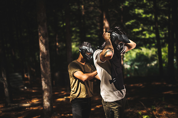 포토 JPG 주간 남자 레저 서기 사람 상반신 20대 성인 야외 두명 옆모습 여름 30대 레포츠 한국인 숲 헬멧 안전장비 즐거움 방탄복 서바이벌 서바이벌게임 인제군 착용 성인남자만 액티비티 국내포토 자연요소 옷 계절 감정 뷰포인트 모션 안전 동양인 청년 장년 장비 게임 보호장비 강원도 남자만 성인만 파일형식