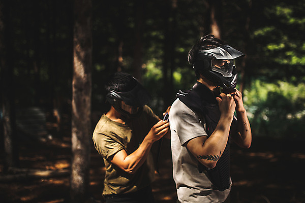 포토 JPG 주간 남자 레저 서기 사람 상반신 20대 성인 야외 두명 옆모습 여름 30대 레포츠 한국인 숲 헬멧 안전장비 즐거움 방탄복 서바이벌 서바이벌게임 인제군 착용 성인남자만 액티비티 국내포토 자연요소 옷 계절 감정 뷰포인트 모션 안전 동양인 청년 장년 장비 게임 보호장비 강원도 남자만 성인만 파일형식