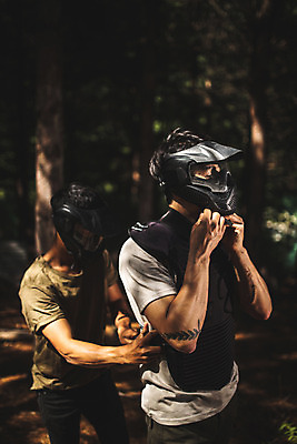 포토 JPG 주간 남자 레저 서기 사람 상반신 20대 성인 야외 두명 옆모습 여름 30대 레포츠 한국인 숲 헬멧 안전장비 즐거움 방탄복 서바이벌 서바이벌게임 인제군 착용 성인남자만 액티비티 국내포토 자연요소 옷 계절 감정 뷰포인트 모션 안전 동양인 청년 장년 장비 게임 보호장비 강원도 남자만 성인만 파일형식