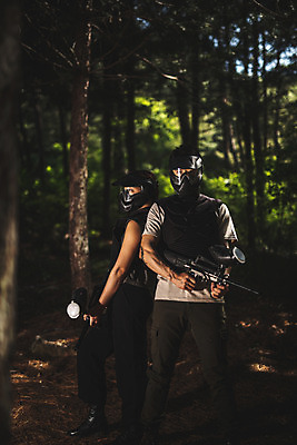 포토 JPG 주간 전신 응시 여자 남자 레저 서기 들기 사람 성인 야외 두명 앞모습 옆모습 여름 30대 레포츠 기댐 총 한국인 잡기 숲 헬멧 안전장비 즐거움 무장 서바이벌 서바이벌게임 인제군 성인만 액티비티 국내포토 자연요소 시선 계절 감정 무기 뷰포인트 모션 안전 동양인 장년 장비 게임 보호장비 강원도 파일형식