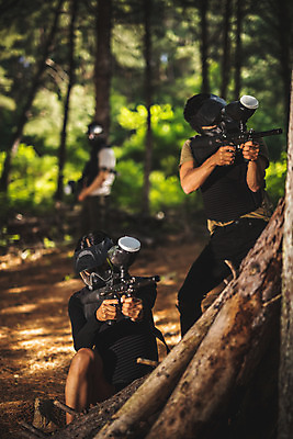 포토 JPG 주간 전신 여자 남자 레저 서기 들기 사람 앉기 20대 성인 야외 앞모습 아웃포커스 세명 여름 30대 레포츠 총 한국인 잡기 숲 헬멧 안전장비 공격 즐거움 방탄복 서바이벌 서바이벌게임 인제군 성인만 액티비티 국내포토 자연요소 옷 계절 감정 무기 뷰포인트 모션 촬영기법 안전 동양인 청년 장년 장비 게임 보호장비 강원도 파일형식