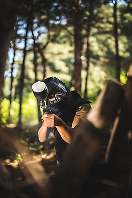 포토 JPG 주간 응시 남자 레저 한명 서기 들기 사람 상반신 20대 성인 야외 앞모습 아웃포커스 여름 레포츠 총 한국인 잡기 숲 헬멧 안전장비 즐거움 방탄복 서바이벌 서바이벌게임 인제군 성인남자한명만 액티비티 국내포토 자연요소 1 시선 옷 계절 감정 무기 뷰포인트 모션 촬영기법 안전 동양인 청년 장비 게임 보호장비 강원도 남자한명만 성인남자만 파일형식