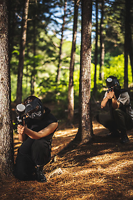 포토 JPG 주간 전신 응시 여자 남자 레저 들기 사람 앉기 20대 성인 야외 두명 앞모습 여름 30대 레포츠 총 한국인 잡기 숲 헬멧 안전장비 공격 즐거움 방탄복 서바이벌 서바이벌게임 인제군 성인만 액티비티 국내포토 자연요소 시선 옷 계절 감정 무기 뷰포인트 모션 안전 동양인 청년 장년 장비 게임 보호장비 강원도 파일형식