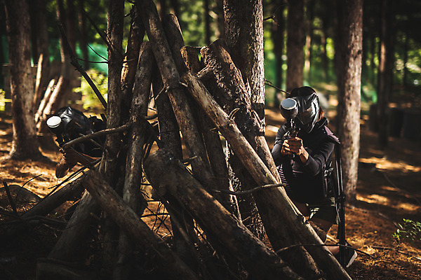 포토 JPG 주간 전신 응시 여자 남자 레저 들기 사람 앉기 20대 성인 야외 두명 앞모습 여름 레포츠 총 한국인 잡기 숲 헬멧 안전장비 공격 즐거움 방탄복 서바이벌 서바이벌게임 인제군 성인만 액티비티 국내포토 자연요소 시선 옷 계절 감정 무기 뷰포인트 모션 안전 동양인 청년 장비 게임 보호장비 강원도 파일형식
