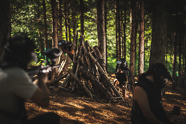 포토 JPG 주간 전신 응시 여자 남자 레저 서기 들기 사람 앉기 여러명 상반신 20대 성인 야외 앞모습 옆모습 여름 30대 레포츠 총 한국인 잡기 숲 헬멧 안전장비 공격 즐거움 방탄복 서바이벌 서바이벌게임 인제군 성인만 액티비티 국내포토 자연요소 시선 옷 계절 감정 무기 뷰포인트 다수 모션 안전 동양인 청년 장년 장비 게임 보호장비 강원도 파일형식
