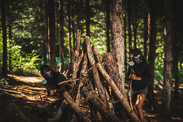 포토 JPG 주간 전신 응시 여자 남자 레저 서기 들기 사람 앉기 20대 성인 야외 두명 앞모습 여름 레포츠 총 한국인 잡기 숲 헬멧 안전장비 공격 즐거움 방탄복 서바이벌 서바이벌게임 인제군 성인만 액티비티 국내포토 자연요소 시선 옷 계절 감정 무기 뷰포인트 모션 안전 동양인 청년 장비 게임 보호장비 강원도 파일형식