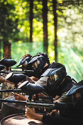 포토 JPG 주간 응시 여자 남자 레저 서기 들기 사람 여러명 상반신 20대 성인 야외 옆모습 여름 30대 레포츠 총 한국인 잡기 숲 헬멧 안전장비 즐거움 방탄복 서바이벌 서바이벌게임 인제군 성인만 액티비티 국내포토 자연요소 시선 옷 계절 감정 무기 뷰포인트 다수 모션 안전 동양인 청년 장년 장비 게임 보호장비 강원도 파일형식