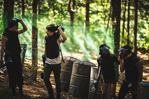 포토 JPG 주간 전신 응시 여자 남자 레저 서기 미소 들기 사람 여러명 20대 성인 야외 앞모습 옆모습 여름 30대 레포츠 총 한국인 숲 헬멧 안전장비 벗기 즐거움 방탄복 서바이벌 서바이벌게임 인제군 성인만 액티비티 국내포토 자연요소 시선 옷 계절 감정 무기 뷰포인트 다수 모션 표정 안전 동양인 청년 장년 장비 게임 보호장비 강원도 파일형식