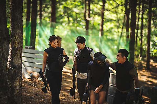 포토 JPG 주간 응시 여자 남자 레저 서기 미소 들기 사람 여러명 상반신 20대 성인 야외 앞모습 옆모습 여름 30대 레포츠 총 한국인 숲 헬멧 안전장비 벗기 즐거움 방탄복 서바이벌 서바이벌게임 인제군 성인만 액티비티 국내포토 자연요소 시선 옷 계절 감정 무기 뷰포인트 다수 모션 표정 안전 동양인 청년 장년 장비 게임 보호장비 강원도 파일형식