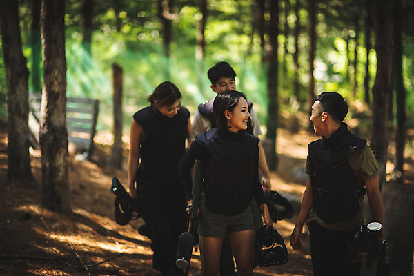 포토 JPG 주간 응시 여자 남자 레저 서기 미소 들기 사람 여러명 상반신 20대 성인 야외 앞모습 여름 30대 레포츠 걷기 총 한국인 숲 헬멧 안전장비 즐거움 방탄복 서바이벌 서바이벌게임 인제군 성인만 액티비티 국내포토 자연요소 시선 옷 계절 감정 무기 뷰포인트 다수 모션 표정 안전 동양인 청년 장년 장비 게임 보호장비 강원도 파일형식