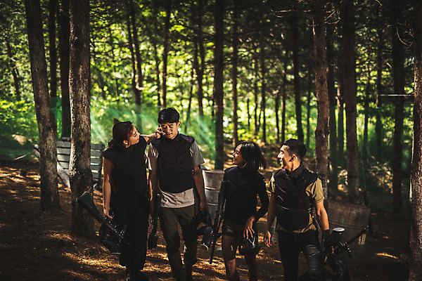 포토 JPG 주간 전신 응시 여자 남자 레저 서기 미소 들기 사람 여러명 상반신 20대 성인 야외 앞모습 여름 30대 레포츠 마주보기 걷기 총 한국인 숲 헬멧 안전장비 즐거움 방탄복 서바이벌 서바이벌게임 인제군 성인만 액티비티 국내포토 자연요소 시선 옷 계절 감정 무기 뷰포인트 다수 모션 표정 안전 동양인 청년 장년 장비 게임 보호장비 강원도 파일형식