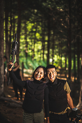 포토 JPG 주간 전신 응시 여자 남자 레저 서기 미소 들기 사람 여러명 상반신 20대 성인 야외 앞모습 여름 30대 레포츠 총 한국인 숲 안전장비 즐거움 방탄복 서바이벌 서바이벌게임 인제군 성인만 어깨에손 액티비티 국내포토 자연요소 시선 옷 계절 감정 무기 뷰포인트 다수 모션 표정 안전 동양인 청년 장년 장비 게임 강원도 파일형식