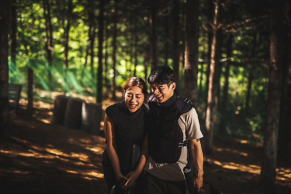 포토 JPG 주간 응시 여자 남자 레저 서기 미소 들기 사람 상반신 성인 야외 두명 앞모습 여름 30대 레포츠 눈감음 총 한국인 숲 안전장비 즐거움 방탄복 무장 서바이벌 서바이벌게임 인제군 성인만 액티비티 국내포토 자연요소 시선 옷 계절 감정 무기 뷰포인트 모션 표정 안전 동양인 장년 장비 게임 강원도 파일형식