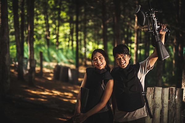 포토 JPG 주간 응시 여자 남자 레저 서기 미소 들기 사람 상반신 성인 야외 두명 앞모습 여름 30대 레포츠 총 한국인 숲 안전장비 즐거움 방탄복 무장 서바이벌 서바이벌게임 인제군 성인만 액티비티 국내포토 자연요소 시선 옷 계절 감정 무기 뷰포인트 모션 표정 안전 동양인 장년 장비 게임 강원도 파일형식