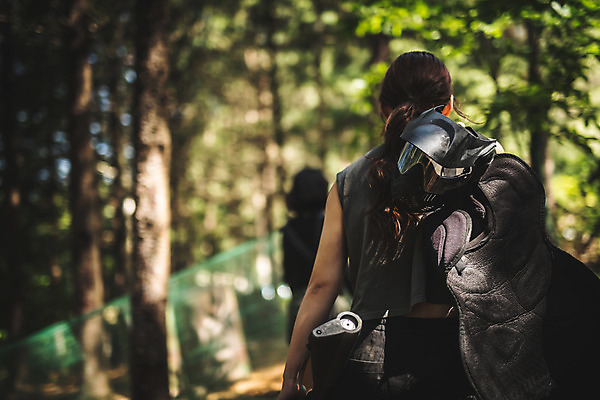 포토 JPG 주간 여자 레저 들기 사람 상반신 20대 성인 야외 두명 뒷모습 여름 30대 레포츠 한국인 짐 숲 헬멧 즐거움 방탄복 서바이벌 서바이벌게임 인제군 성인여자만 액티비티 국내포토 자연요소 옷 계절 감정 뷰포인트 모션 동양인 청년 장년 게임 보호장비 강원도 여자만 성인만 파일형식
