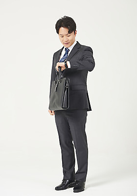 포토 JPG 스튜디오촬영 전신 응시 남자 시계 맨라이프 서류가방 모션 실내 한명 서기 들기 누끼 정장 성인 앞모습 30대 한국인 비즈니스맨 자신감 손목시계 확인 흰배경 약속 정장구두 성인남자한명만 국내포토 1 라이프스타일 시선 옷 감정 구두 뷰포인트 백그라운드 가방 비즈니스 장신구 사람 동양인 내부 장년 흰색 직장인 남자한명만 성인남자만 파일형식