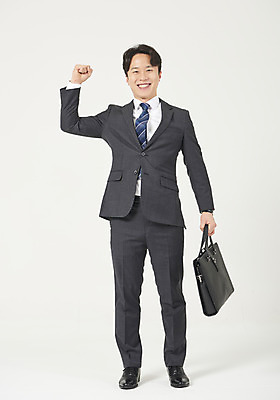 포토 JPG 스튜디오촬영 전신 남자 맨라이프 서류가방 모션 성공 실내 한명 서기 미소 들기 누끼 정장 성인 앞모습 30대 파이팅 주먹 한국인 비즈니스맨 자신감 흰배경 정장구두 성인남자한명만 국내포토 1 라이프스타일 옷 감정 구두 뷰포인트 백그라운드 컨셉 가방 비즈니스 표정 사람 동양인 내부 장년 흰색 직장인 남자한명만 성인남자만 파일형식