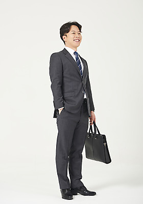 포토 JPG 스튜디오촬영 전신 응시 남자 맨라이프 서류가방 모션 실내 한명 서기 미소 들기 누끼 정장 성인 옆모습 30대 한국인 비즈니스맨 자신감 흰배경 주머니손 정장구두 성인남자한명만 국내포토 1 라이프스타일 시선 옷 감정 구두 뷰포인트 백그라운드 가방 비즈니스 표정 사람 동양인 내부 장년 흰색 직장인 남자한명만 성인남자만 파일형식